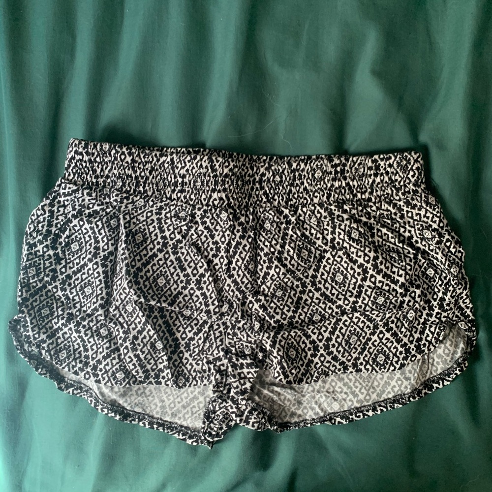 Black and white design flowy shorts🖤
